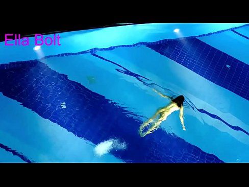 ❤️ Ech kann net ophalen ze kucken, jonk Blond gefaange schwammen plakeg am ELLA BOLT Resort Pool ❤ Porno bei eis ❌️