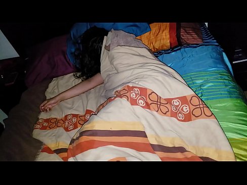 ❤️ Stiefson beréiert seng jonk Stéifmamm wärend hatt schléift. ❤ Porno bei eis ❌️