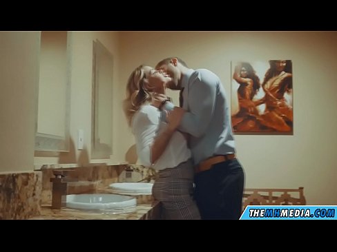 ❤️ Wann eng Busty Blond Iech an engem ëffentlechen Toilette verféiert ❤ Porno bei eis ❌️
